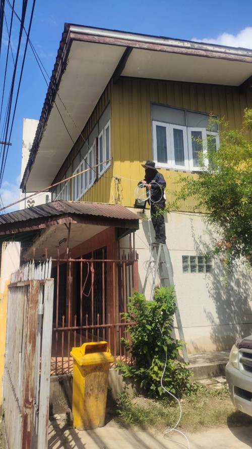 เจ้าหน้าที่กองยุทธศาสตร์และงบประมาณ ดำเนินการตามคำร้องขอติดตั้ง  และซ่อมแซมเคเบิ้ลทีวี เพื่อการศึกษาเทศบาลนครแม่สอด