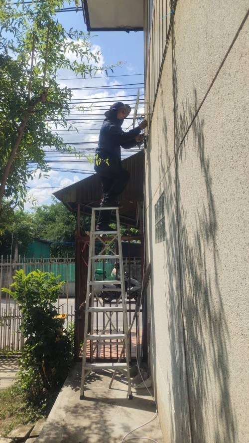 เจ้าหน้าที่กองยุทธศาสตร์และงบประมาณ ดำเนินการตามคำร้องขอติดตั้ง  และซ่อมแซมเคเบิ้ลทีวี เพื่อการศึกษาเทศบาลนครแม่สอด