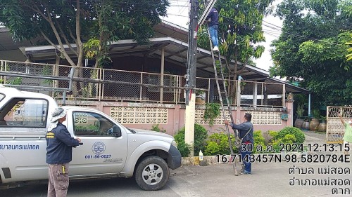 เจ้าหน้าที่กองยุทธศาสตร์และงบประมาณ ดำเนินการตามคำร้องขอติดตั้ง  และซ่อมแซมเคเบิ้ลทีวี เพื่อการศึกษาเทศบาลนครแม่สอด