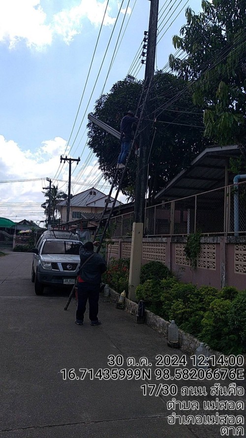 เจ้าหน้าที่กองยุทธศาสตร์และงบประมาณ ดำเนินการตามคำร้องขอติดตั้ง  และซ่อมแซมเคเบิ้ลทีวี เพื่อการศึกษาเทศบาลนครแม่สอด