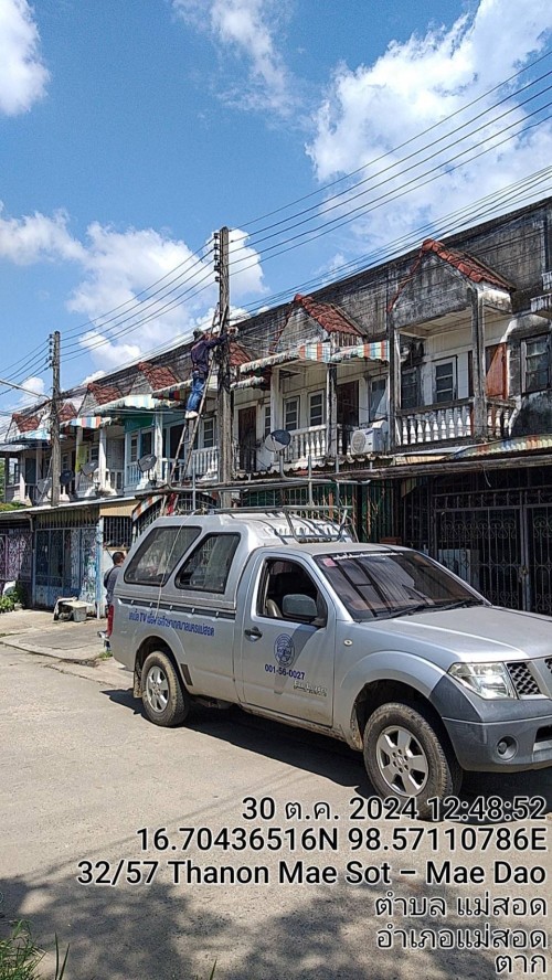 เจ้าหน้าที่กองยุทธศาสตร์และงบประมาณ ดำเนินการตามคำร้องขอติดตั้ง  และซ่อมแซมเคเบิ้ลทีวี เพื่อการศึกษาเทศบาลนครแม่สอด