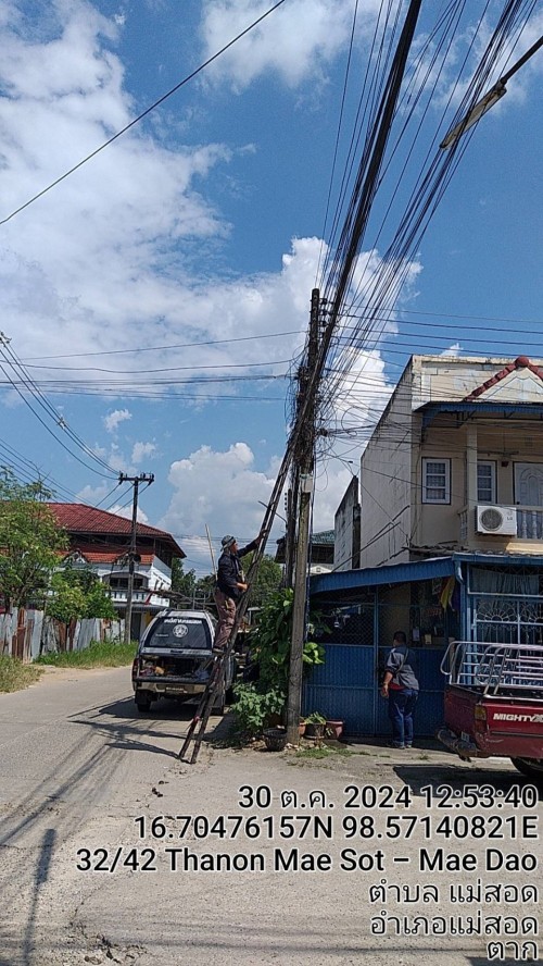 เจ้าหน้าที่กองยุทธศาสตร์และงบประมาณ ดำเนินการตามคำร้องขอติดตั้ง  และซ่อมแซมเคเบิ้ลทีวี เพื่อการศึกษาเทศบาลนครแม่สอด