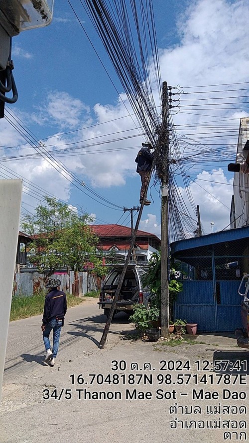 เจ้าหน้าที่กองยุทธศาสตร์และงบประมาณ ดำเนินการตามคำร้องขอติดตั้ง  และซ่อมแซมเคเบิ้ลทีวี เพื่อการศึกษาเทศบาลนครแม่สอด