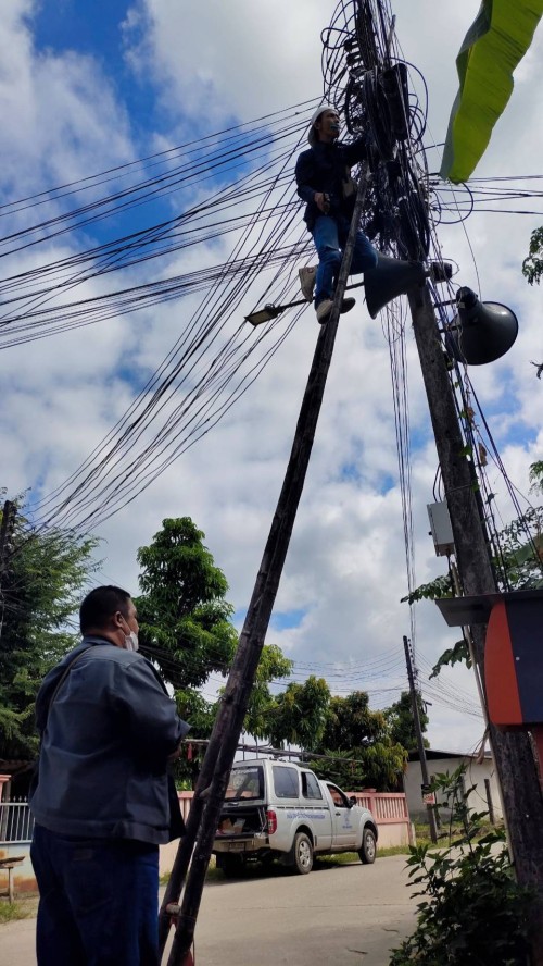 เจ้าหน้าที่กองยุทธศาสตร์และงบประมาณ ดำเนินการตามคำร้องขอติดตั้งและซ่อมแซมเคเบิ้ลทีวี เพื่อการศึกษาเทศบาลนครแม่สอด
