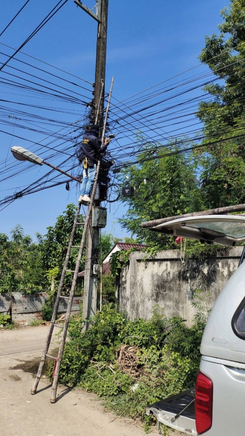 เจ้าหน้าที่กองยุทธศาสตร์และงบประมาณ ดำเนินการตรวจสอบและซ่อมแซมเคเบิ้ลทีวี เพื่อการศึกษาเทศบาลนครแม่สอด