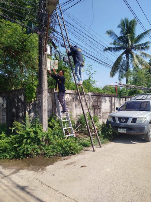 เจ้าหน้าที่กองยุทธศาสตร์และงบประมาณ ดำเนินการตรวจสอบและซ่อมแซมเคเบิ้ลทีวี เพื่อการศึกษาเทศบาลนครแม่สอด