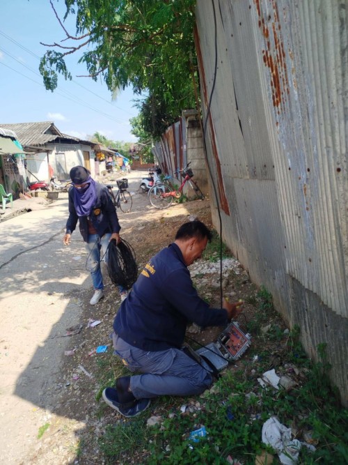 เจ้าหน้าที่กองยุทธศาสตร์และงบประมาณ ดำเนินการตรวจสอบและซ่อมแซมเคเบิ้ลทีวี เพื่อการศึกษาเทศบาลนครแม่สอด