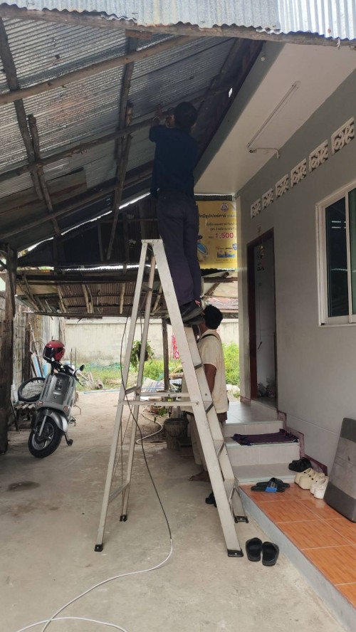 เจ้าหน้าที่กองยุทธศาสตร์และงบประมาณ ดำเนินการตามคำร้องขอติดตั้ง และซ่อมแซมเคเบิ้ลทีวี เพื่อการศึกษาเทศบาลนครแม่สอด                             