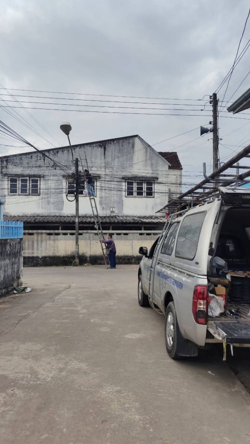 เจ้าหน้าที่กองยุทธศาสตร์และงบประมาณ ดำเนินการตามคำร้องขอติดตั้ง และซ่อมแซมเคเบิ้ลทีวี เพื่อการศึกษาเทศบาลนครแม่สอด                             