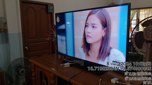 เจ้าหน้าที่กองยุทธศาสตร์และงบประมาณ ดำเนินการตามคำร้องขอติดตั้ง และซ่อมแซมเคเบิ้ลทีวี เพื่อการศึกษาเทศบาลนครแม่สอด                             