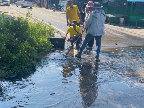 แก้ปัญหาท่อระบายน้ำอุดตัน บริเวณสามแยกสนามโหด ชุมชนอิสลาม