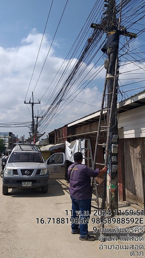 เจ้าหน้าที่กองยุทธศาสตร์และงบประมาณ ดำเนินการตามคำร้องขอติดตั้ง และซ่อมแซมเคเบิ้ลทีวี เพื่อการศึกษาเทศบาลนครแม่สอด