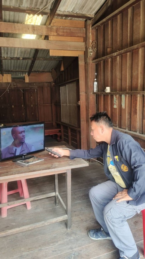 เจ้าหน้าที่กองยุทธศาสตร์และงบประมาณ ดำเนินการตามคำร้องขอติดตั้ง และซ่อมแซมเคเบิ้ลทีวี เพื่อการศึกษาเทศบาลนครแม่สอด