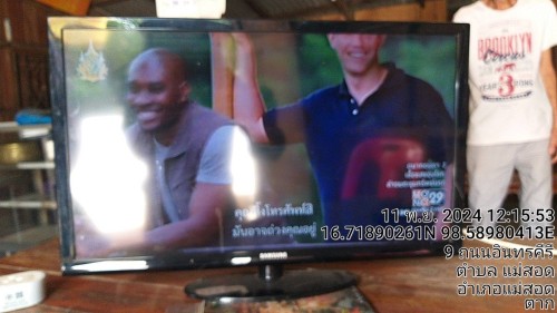 เจ้าหน้าที่กองยุทธศาสตร์และงบประมาณ ดำเนินการตามคำร้องขอติดตั้ง และซ่อมแซมเคเบิ้ลทีวี เพื่อการศึกษาเทศบาลนครแม่สอด