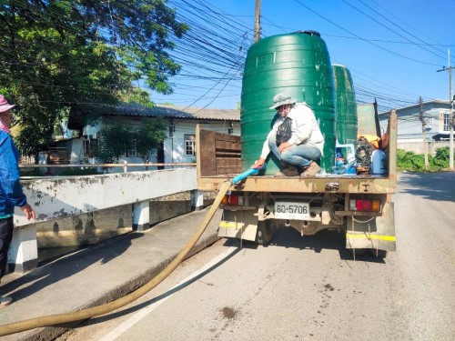 ลงน้ำหมัก EM บริเวณศาลปู่แดง จำนวน 2 ถัง 4,000 ลิตร