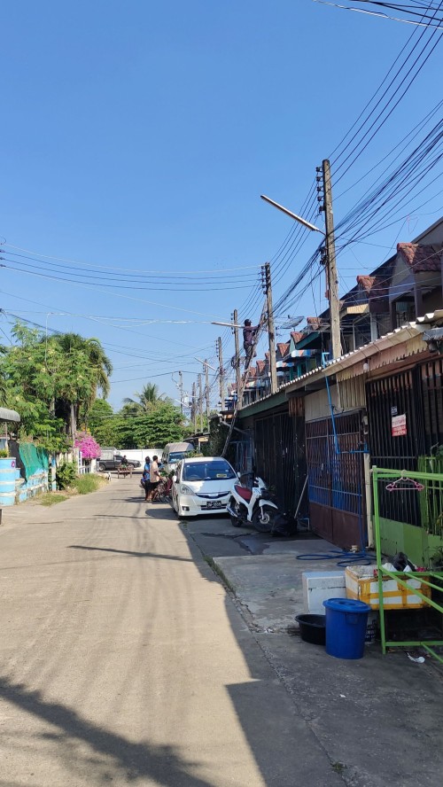 เจ้าหน้าที่กองยุทธศาสตร์และงบประมาณ ดำเนินการตามคำร้องขอติดตั้ง และซ่อมแซมเคเบิ้ลทีวี เพื่อการศึกษาเทศบาลนครแม่สอด