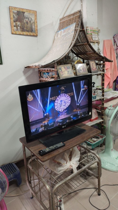 เจ้าหน้าที่กองยุทธศาสตร์และงบประมาณ ดำเนินการตามคำร้องขอติดตั้ง และซ่อมแซมเคเบิ้ลทีวี เพื่อการศึกษาเทศบาลนครแม่สอด