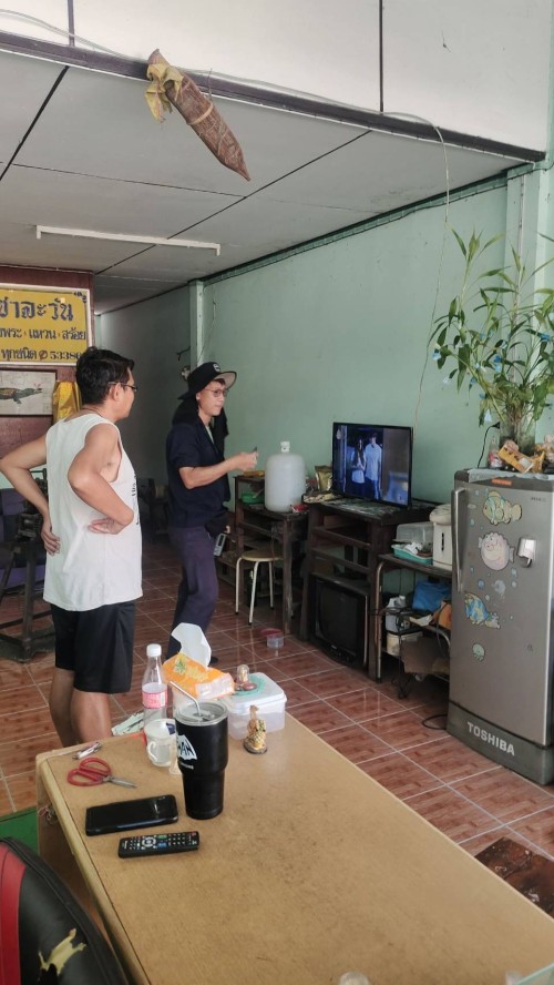 เจ้าหน้าที่กองยุทธศาสตร์และงบประมาณ ดำเนินการตามคำร้องขอติดตั้ง และซ่อมแซมเคเบิ้ลทีวี เพื่อการศึกษาเทศบาลนครแม่สอด