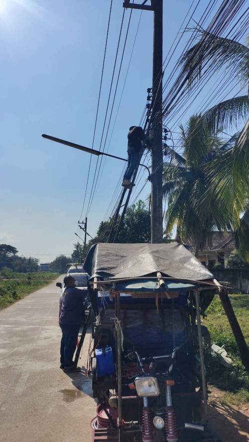 เจ้าหน้าที่กองยุทธศาสตร์และงบประมาณ ดำเนินการตามคำร้องขอติดตั้ง และซ่อมแซมเคเบิ้ลทีวี เพื่อการศึกษาเทศบาลนครแม่สอด