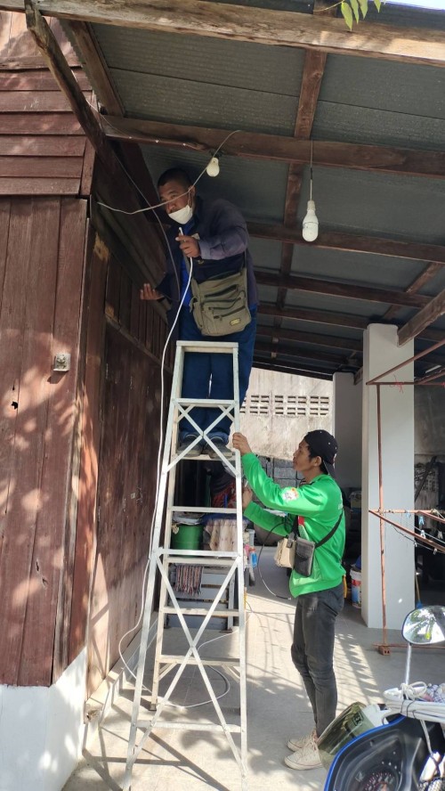 เจ้าหน้าที่กองยุทธศาสตร์และงบประมาณ ดำเนินการตามคำร้องขอติดตั้ง และซ่อมแซมเคเบิ้ลทีวี เพื่อการศึกษาเทศบาลนครแม่สอด