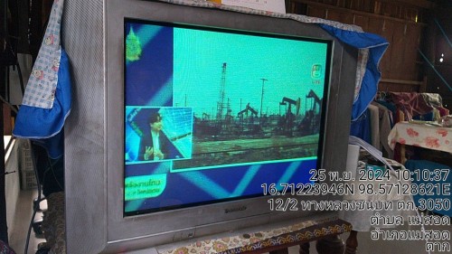 เจ้าหน้าที่กองยุทธศาสตร์และงบประมาณ ดำเนินการตามคำร้องขอติดตั้ง และซ่อมแซมเคเบิ้ลทีวี เพื่อการศึกษาเทศบาลนครแม่สอด