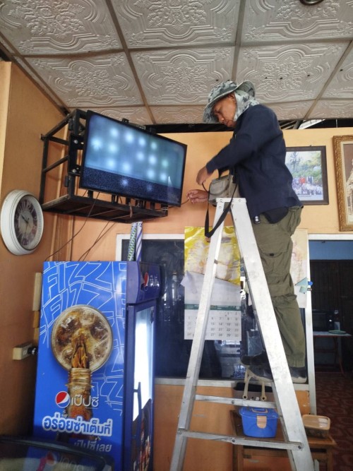 เจ้าหน้าที่กองยุทธศาสตร์และงบประมาณ ดำเนินการตามคำร้องขอติดตั้ง และซ่อมแซมเคเบิ้ลทีวี เพื่อการศึกษาเทศบาลนครแม่สอด