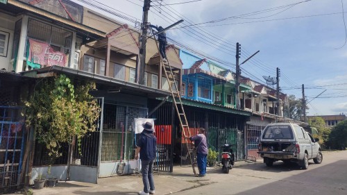 เจ้าหน้าที่กองยุทธศาสตร์และงบประมาณ ดำเนินการตามคำร้องขอติดตั้ง และซ่อมแซมเคเบิ้ลทีวี เพื่อการศึกษาเทศบาลนครแม่สอด