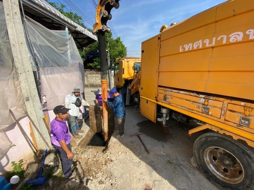 เรื่อดูดโคลน บริเวณซอยมะเท ตรงข้ามโรงเรียนแม่สอด