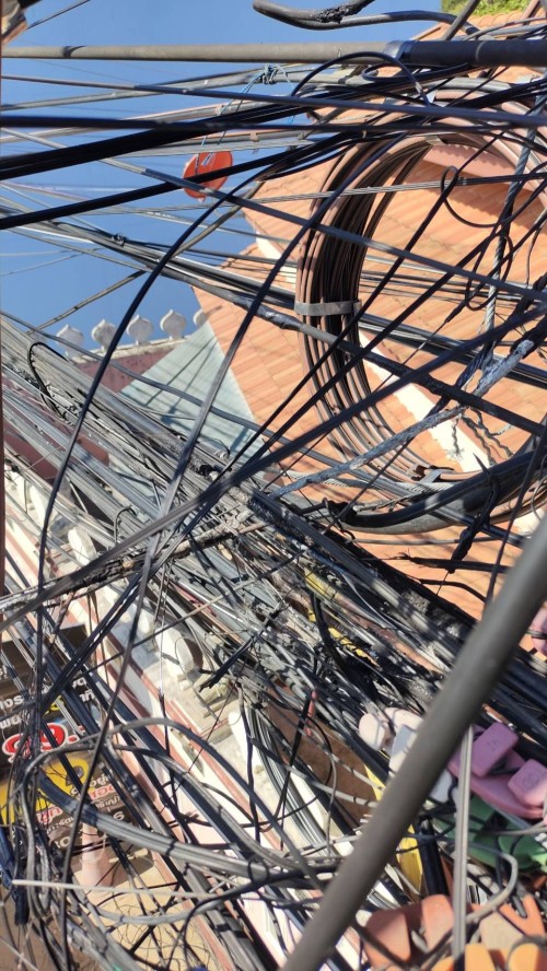 เจ้าหน้าที่กองยุทธศาสตร์และงบประมาณ ดำเนินการตามคำร้องขอติดตั้ง และซ่อมแซมเคเบิ้ลทีวี เพื่อการศึกษาเทศบาลนครแม่สอด