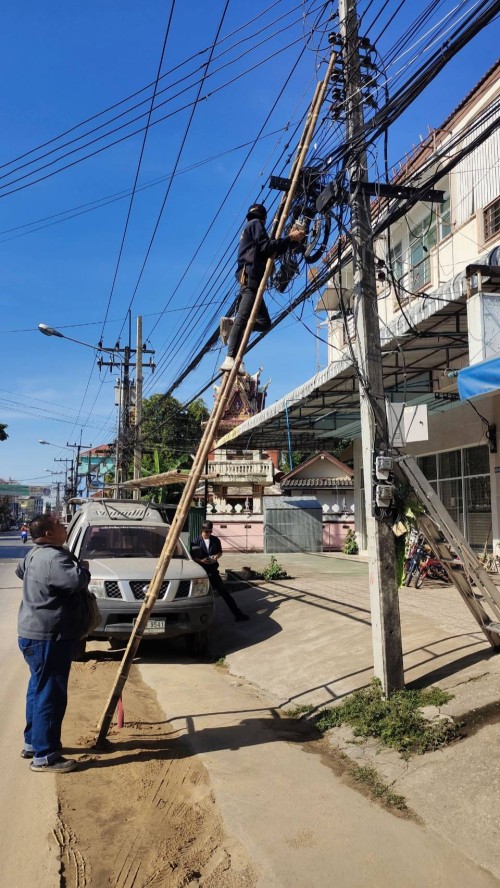 เจ้าหน้าที่กองยุทธศาสตร์และงบประมาณ ดำเนินการตามคำร้องขอติดตั้ง และซ่อมแซมเคเบิ้ลทีวี เพื่อการศึกษาเทศบาลนครแม่สอด
