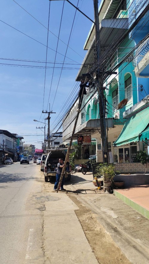 เจ้าหน้าที่กองยุทธศาสตร์และงบประมาณ ดำเนินการตามคำร้องขอติดตั้ง และซ่อมแซมเคเบิ้ลทีวี เพื่อการศึกษาเทศบาลนครแม่สอด