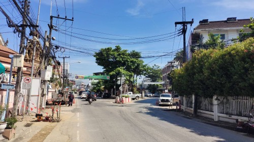 เจ้าหน้าที่กองยุทธศาสตร์และงบประมาณ ดำเนินการตามคำร้องขอติดตั้ง และซ่อมแซมเคเบิ้ลทีวี เพื่อการศึกษาเทศบาลนครแม่สอด