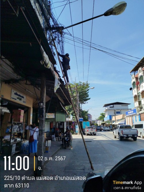 เจ้าหน้าที่กองยุทธศาสตร์และงบประมาณ ดำเนินการตามคำร้องขอติดตั้ง และซ่อมแซมเคเบิ้ลทีวี เพื่อการศึกษาเทศบาลนครแม่สอด