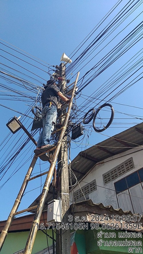 เจ้าหน้าที่กองยุทธศาสตร์และงบประมาณ ดำเนินการตามคำร้องขอติดตั้ง และซ่อมแซมเคเบิ้ลทีวี เพื่อการศึกษาเทศบาลนครแม่สอด