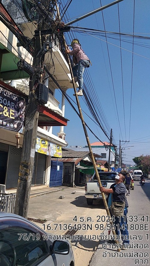เจ้าหน้าที่กองยุทธศาสตร์และงบประมาณ ดำเนินการตามคำร้องขอติดตั้ง และซ่อมแซมเคเบิ้ลทีวี เพื่อการศึกษาเทศบาลนครแม่สอด