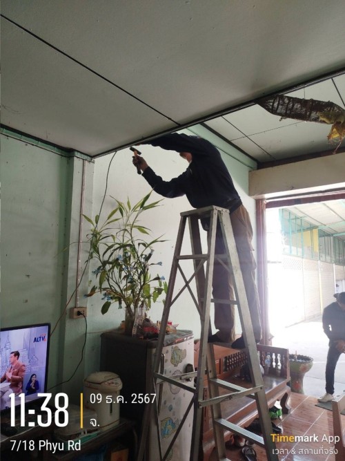 เจ้าหน้าที่กองยุทธศาสตร์และงบประมาณ ดำเนินการตามคำร้องขอติดตั้ง และซ่อมแซมเคเบิ้ลทีวี เพื่อการศึกษาเทศบาลนครแม่สอด