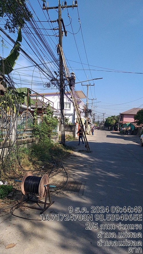เจ้าหน้าที่กองยุทธศาสตร์และงบประมาณ ดำเนินการตามคำร้องขอติดตั้ง และซ่อมแซมเคเบิ้ลทีวี เพื่อการศึกษาเทศบาลนครแม่สอด