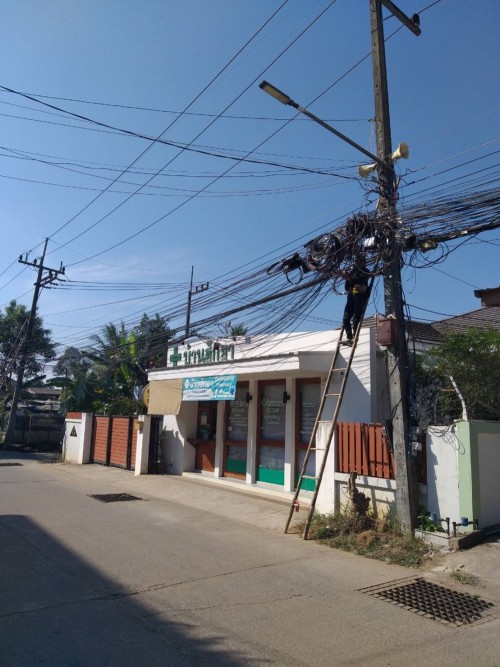 เจ้าหน้าที่กองยุทธศาสตร์และงบประมาณ ดำเนินการตามคำร้องขอติดตั้ง และซ่อมแซมเคเบิ้ลทีวี เพื่อการศึกษาเทศบาลนครแม่สอด