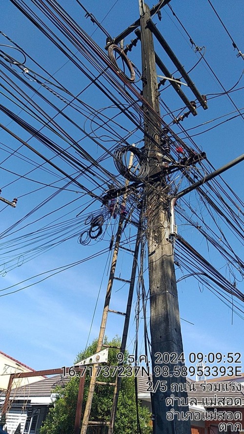 เจ้าหน้าที่กองยุทธศาสตร์และงบประมาณ ดำเนินการตามคำร้องขอติดตั้ง และซ่อมแซมเคเบิ้ลทีวี เพื่อการศึกษาเทศบาลนครแม่สอด