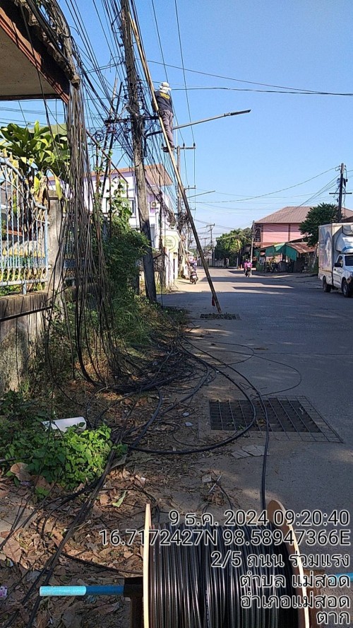 เจ้าหน้าที่กองยุทธศาสตร์และงบประมาณ ดำเนินการตามคำร้องขอติดตั้ง และซ่อมแซมเคเบิ้ลทีวี เพื่อการศึกษาเทศบาลนครแม่สอด