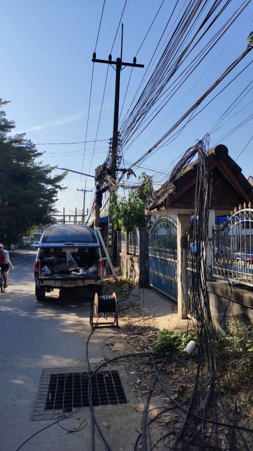 เจ้าหน้าที่กองยุทธศาสตร์และงบประมาณ ดำเนินการตามคำร้องขอติดตั้ง และซ่อมแซมเคเบิ้ลทีวี เพื่อการศึกษาเทศบาลนครแม่สอด