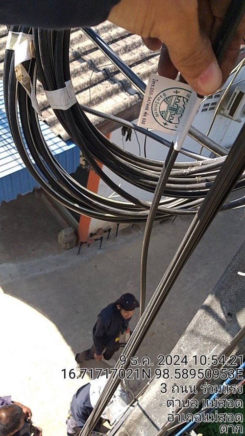 เจ้าหน้าที่กองยุทธศาสตร์และงบประมาณ ดำเนินการตามคำร้องขอติดตั้ง และซ่อมแซมเคเบิ้ลทีวี เพื่อการศึกษาเทศบาลนครแม่สอด