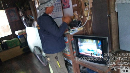 เจ้าหน้าที่กองยุทธศาสตร์และงบประมาณ ดำเนินการตามคำร้องขอติดตั้ง และซ่อมแซมเคเบิ้ลทีวี เพื่อการศึกษาเทศบาลนครแม่สอด