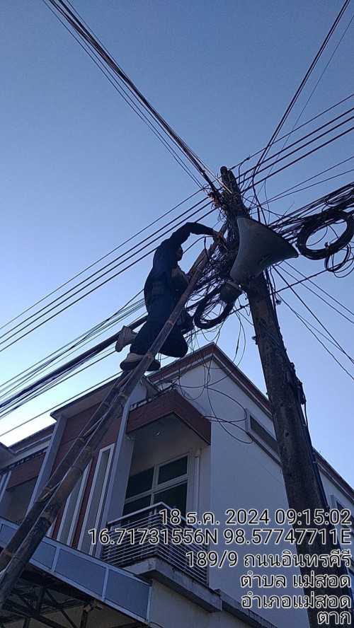 เจ้าหน้าที่กองยุทธศาสตร์และงบประมาณ ดำเนินการตามคำร้องขอติดตั้ง และซ่อมแซมเคเบิ้ลทีวี เพื่อการศึกษาเทศบาลนครแม่สอด