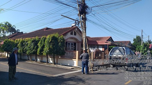 เจ้าหน้าที่กองยุทธศาสตร์และงบประมาณ ดำเนินการตามคำร้องขอติดตั้ง และซ่อมแซมเคเบิ้ลทีวี เพื่อการศึกษาเทศบาลนครแม่สอด