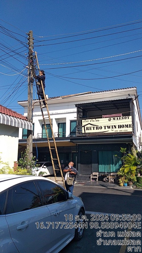 เจ้าหน้าที่กองยุทธศาสตร์และงบประมาณ ดำเนินการตามคำร้องขอติดตั้ง และซ่อมแซมเคเบิ้ลทีวี เพื่อการศึกษาเทศบาลนครแม่สอด