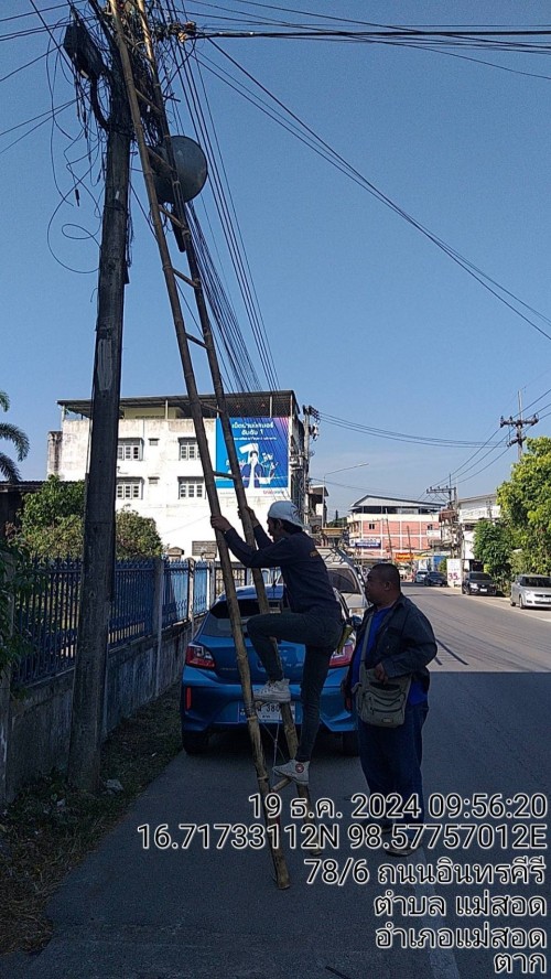 เจ้าหน้าที่กองยุทธศาสตร์และงบประมาณ ดำเนินการตามคำร้องขอตรวจสอบ และซ่อมแซมเคเบิ้ลทีวี เพื่อการศึกษาเทศบาลนครแม่สอด