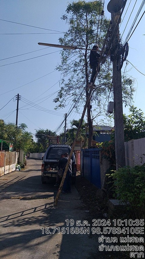 เจ้าหน้าที่กองยุทธศาสตร์และงบประมาณ ดำเนินการตามคำร้องขอตรวจสอบ และซ่อมแซมเคเบิ้ลทีวี เพื่อการศึกษาเทศบาลนครแม่สอด