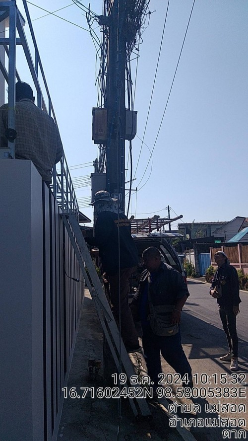 เจ้าหน้าที่กองยุทธศาสตร์และงบประมาณ ดำเนินการตามคำร้องขอตรวจสอบ และซ่อมแซมเคเบิ้ลทีวี เพื่อการศึกษาเทศบาลนครแม่สอด