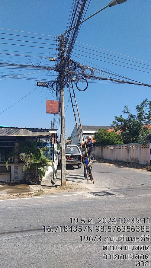เจ้าหน้าที่กองยุทธศาสตร์และงบประมาณ ดำเนินการตามคำร้องขอตรวจสอบ และซ่อมแซมเคเบิ้ลทีวี เพื่อการศึกษาเทศบาลนครแม่สอด